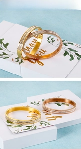 Dettaglio macro di bracciali aperti in oro e oro rosa con doppia fila di zirconi