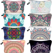 Detailset aus acht Stoff-Kosmetiktaschen mit bunten Mandala-Prints und schwarzen Reißverschlüssen