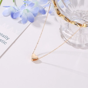 Elegante minimalistische Herz-Halskette mit feiner Goldkette für Damen im Alltag