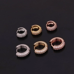 Set di orecchini a cerchio geometrici in argento, oro e oro rosa con pietre di zircone