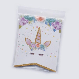 Détail de la bannière d'anniversaire licorne avec paillettes dorées et fleurs sous sachet
