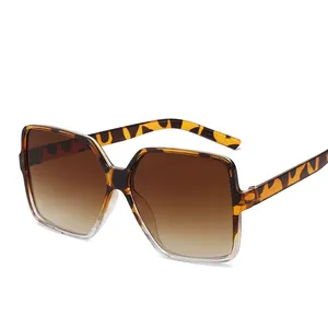 Fashionable oversized tortoise square sunglasses with gradient brown lenses for women and men