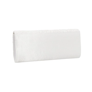 Détail de pochette de soirée en satin blanc avec dentelle florale et rabat élégant