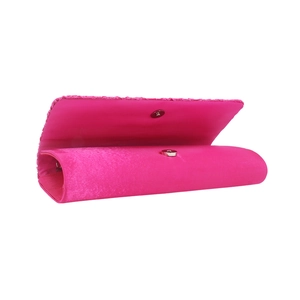Détail de la pochette de soirée en velours rose vif avec fermeture à pression magnétique