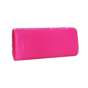 Détail de la pochette en satin rose fuchsia avec dentelle exquise et texture de tissu lisse