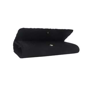 Détail de la pochette de soirée en velours noir avec un fermoir magnétique argenté