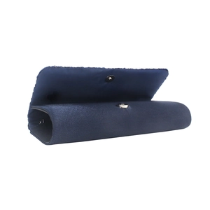 Détail d'une pochette en satin bleu marine avec fermoir magnétique argenté et vue intérieure
