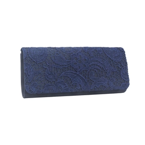 Gros plan sur la texture de la dentelle bleu marine et le motif floral de la pochette chic