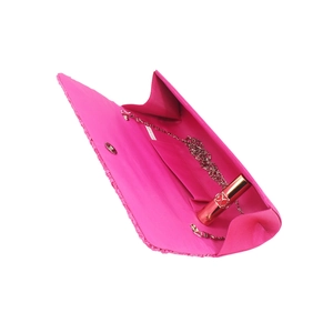 Pochette de soirée en satin fuchsia ouverte avec chaîne argentée et poche intérieure