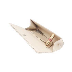 Vue intérieure de la pochette tressée beige avec bandoulière chaîne argentée et espace