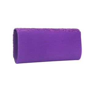 Détail de la pochette de soirée en satin violet avec bordure en dentelle fleurie