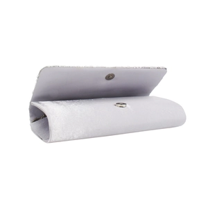Vue détaillée de la pochette de soirée en satin blanc avec fermoir et broderie perlée