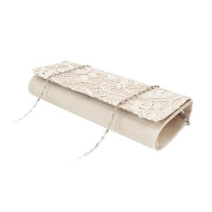 Détail de la pochette de soirée en dentelle et satin beige avec chaîne en argent élégante