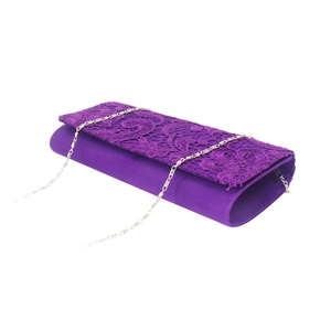 Détail de la pochette violette en dentelle fleurie avec chaîne en métal argenté élégante