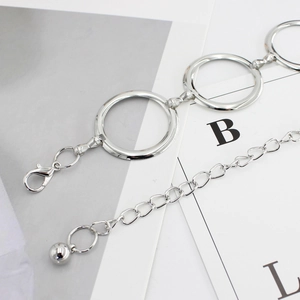 Elegante cadena de metal plateado para la cintura con anillas grandes y mosquetón