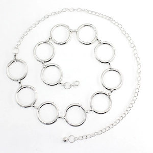 Elegante cinturón de cadena con anillos de metal plateado y cierre de langosta