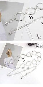 Detalle de una cadena de cintura de metal plateado con grandes anillos de diseño pulido