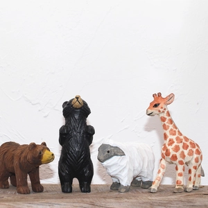 Ensemble de figurines d'animaux en bois sculpté avec ours, girafe et mouton sur bois poli