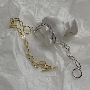 Detail of minimalist 925 sterling silver chunky chain bracelets with classic OT toggle clasp