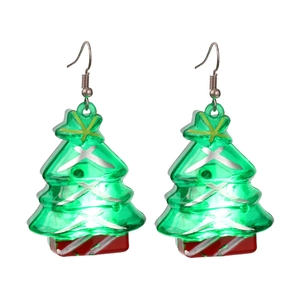 Detaillierte Makroaufnahme von grünen Weihnachtsbaum Ohrringen mit Stern und roter Basis