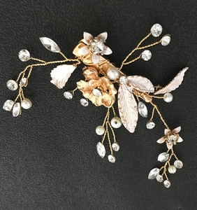 Détails d'un peigne à cheveux de mariée doré avec perles et fleurs en cristal