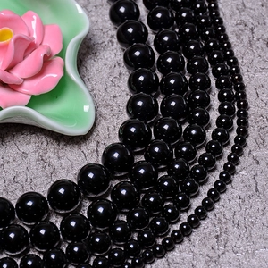 Makroaufnahme von natürlichen schwarzen Achatperlen in verschiedenen Größen für DIY-Schmuck