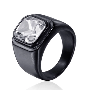 Détail de bague homme en acier noir brossé sertie d'une grande pierre carrée claire