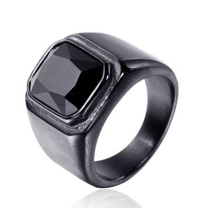 Détail macro d'une bague pour homme noire mate avec pierre carrée noire et finition brossée