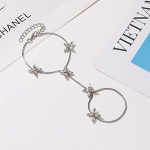 Bracelet bague élégant avec fleurs en zircone et chaîne réglable en métal argenté