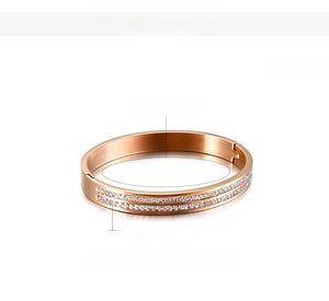 Dettaglio del bracciale in acciaio inossidabile oro rosa con zirconi e misure del prodotto