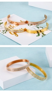 Dettaglio di bracciali in oro rosa e oro con pavé di cristalli a doppia fila e cerniera