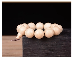 Gros plan de perles en bois de camphrier naturel avec grain authentique sur support
