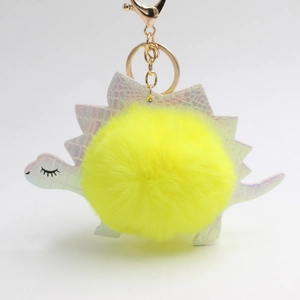 Dettaglio del portachiavi a forma di dinosauro in peluche giallo con pelle cangiante