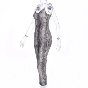 Détail de l'imprimé serpent et coupe ajustée sur une robe midi sans manches col en V