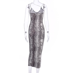 Vue détaillée du dos d'une robe maxi moulante pour femme avec imprimé serpent gris