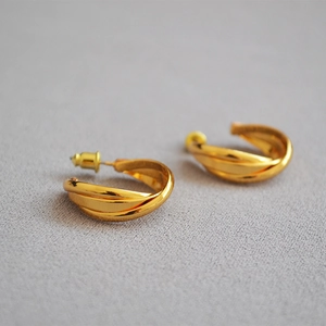 Minimalistische dreilagig gedrehte Creolen mit 18K Goldbeschichtung im eleganten Design