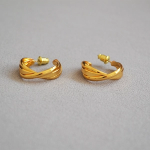 Detailansicht der 18K vergoldeten Messing-Hoop-Ohrringe mit gedrehter Metallstruktur