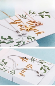 Nahaufnahme von Libellen-Anhängern in Gold, Silber und Roségold für Damen-Halsketten