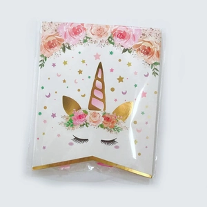 Détail de bannière licorne avec fleurs roses et corne dorée dans un emballage clair