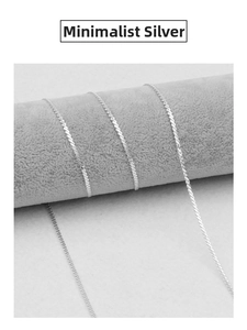 Dettaglio macro di un'elegante catenella per occhiali in metallo argento a maglie ritorte