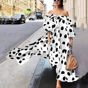 Weißes Maxikleid mit schwarzen Punkten, schulterfrei mit Puffärmeln im Boho-Stil