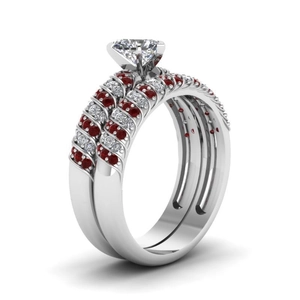 Vue latérale macro d'un ensemble de deux bagues avec gemme blanche et pavé de rubis alterné