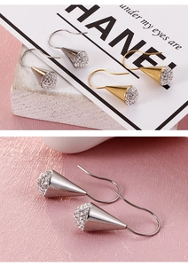 Makroaufnahme minimalistischer Kegel-Ohrhänger mit schimmernden Mikro-Pavé-Diamanten