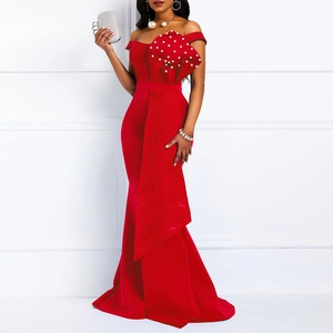 Elegantes rotes schulterfreies schmales Meerjungfrau-Kleid mit Spitze und Perlendetails