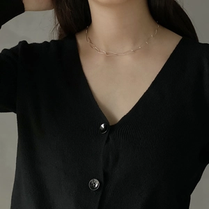 Close-up of minimalist 925 sterling silver chain necklace worn by a model