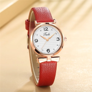 Detailaufnahme einer Damen-Quarzuhr mit rotem Lederarmband und Schleifen-Applikation