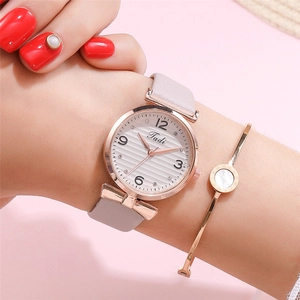 Nahaufnahme der Tadi Quarzuhr mit lila Lederarmband und passendem roségoldenem Armband