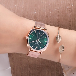 Vue détaillée de la montre en maille or rose avec cadran vert et bracelet feuille