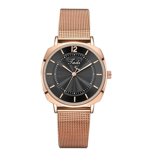 Détail de la montre à bracelet en maille or rose avec cadran noir à texture rayonnante