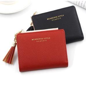 Détail de portefeuilles en cuir PU rouge et noir avec pompon et chaîne métallique